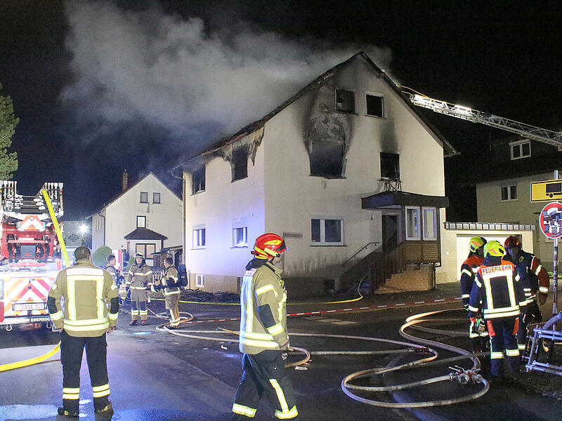 In der Nacht ist in Sonnefeld ein Brand ausgebrochen.  Viele Rettungskr&auml;fte r&uuml;ckten aus, auch ein Heli.