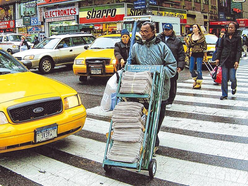 Zeitungen an jeder Ecke, in Manhattan sowieso. Doch in den USA werden immer mehr Bl&auml;tter eingestellt &ndash; allein 136 im vergangenen Jahr.