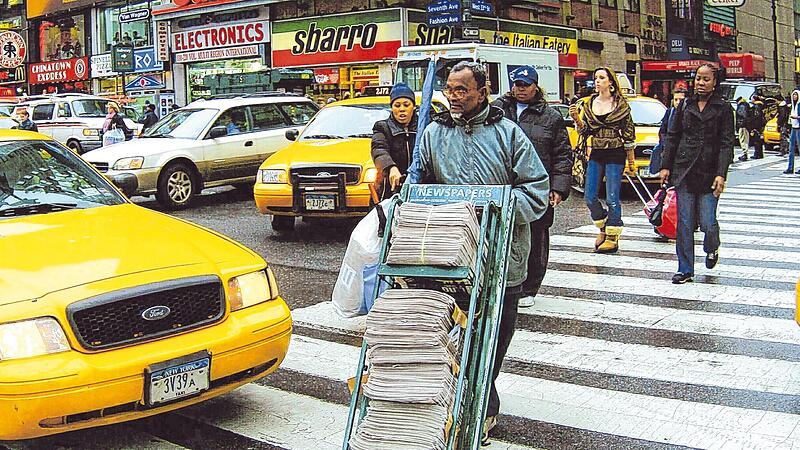 Zeitungen an jeder Ecke, in Manhattan sowieso. Doch in den USA werden immer mehr Bl&auml;tter eingestellt &ndash; allein 136 im vergangenen Jahr.
