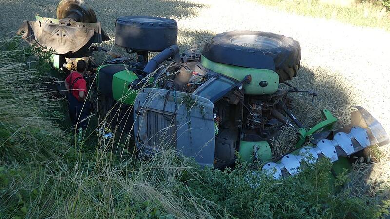 Der 55-jährige Fahrer war unter seinem Traktor eingeklemmt. Der 55-jährige Fahrer war unter seinem Traktor eingeklemmt.