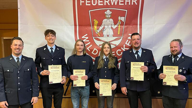 Beförderungen bei der Feuerwehr Wildflecken: (von links) Daniel Kleinheinz (Kommandant)   Tristen Kleinheinz, Philipp Fiedler und Joy-Estelle  Schön   sind nach dem Übertritt aus der Jugend in den aktiven Dienst zum  Feuerwehrmann bzw. Feuerwehrfr...