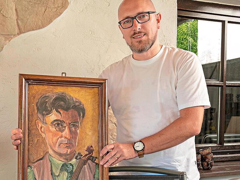Sebastian Hoffmann aus Neunkirchen am Brand h&auml;lt das Selbstportr&auml;t seines Urgro&szlig;onkels August N&uuml;tzel.