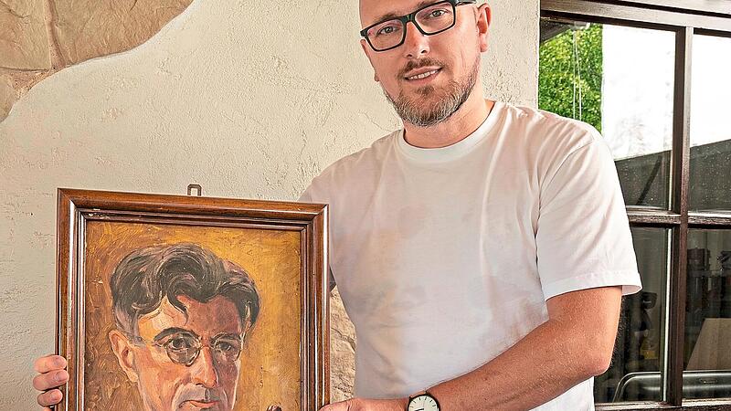 Sebastian Hoffmann aus Neunkirchen am Brand h&auml;lt das Selbstportr&auml;t seines Urgro&szlig;onkels August N&uuml;tzel.