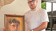 Sebastian Hoffmann aus Neunkirchen am Brand h&auml;lt das Selbstportr&auml;t seines Urgro&szlig;onkels August N&uuml;tzel.
