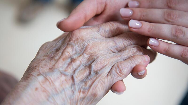 Junge Pflegende erzählen ihre inspirierenden Geschichten und ihre stillen Kämpfe. Junge Pflegende erzählen ihre inspirierenden Geschichten und ihre stillen Kämpfe.