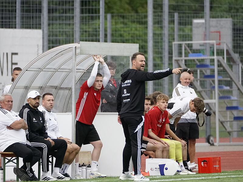 FC-Coburg Trainer Carl-Philipp Schiebel fordert das Maximum von seiner Mannschaft. Am Sonntag geht es nach Oberbayern zum FC Ingolstadt 04 II. Der Aufwand soll sich lohnen: „Wir wollen unbedingt irgendwas mitnehmen!“