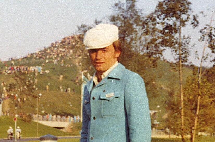 Helmut Fischer vor 50 Jahren. Für ein buntes Olympia  entwarf Designer Otl Aicher türkise Anzüge und Dirndl-ähnliche Kleider als Uniform für das Personal.