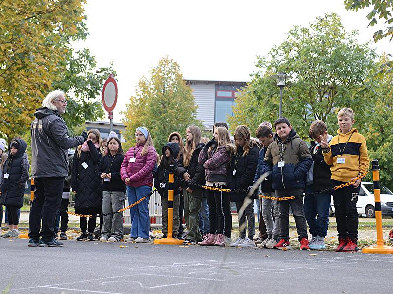 Der Großteil der Fünftklässler der Mittelschule Hirschaid war beim 90-minütigen Verkehrserziehungsprogramm „Achtung Auto“ des ADAC mit voller Konzentration dabei. Der Großteil der Fünftklässler der Mittelschule Hirschaid war beim 90-minütigen Verkehrserziehungsprogramm „Achtung Auto“ des ADAC mit voller Konzentration dabei.