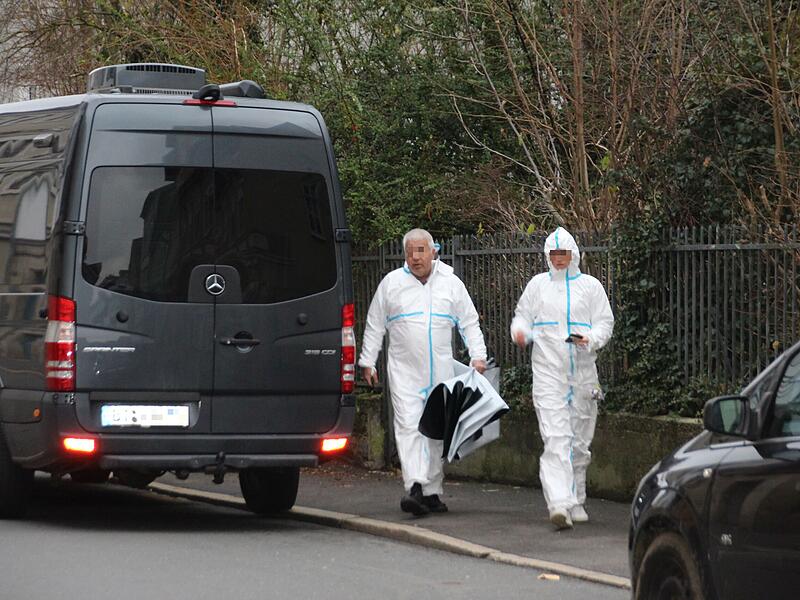 Nach dem Tötungsdelikt in Coburg: Ein Team der Spurensicherung macht sich im Dezember 2024 in der Leopoldstraße an die Arbeit.