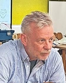 Der Wolfsberater Michael Ohlhoff ist auch amtlich bestellter Jagdaufseher, Revierhegemeister, Musiker und Falkner.