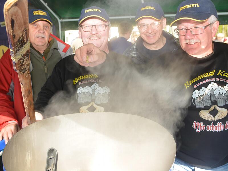 Die Brauwastls führen im Forchheimer Kellerwald vor, wie man mit einfachen Mitteln Bier selber brauen kann.