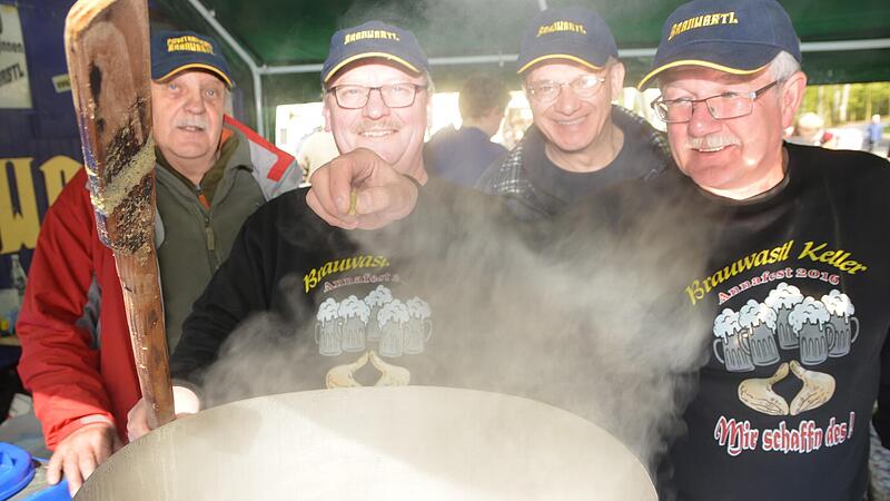 Die Brauwastls führen im Forchheimer Kellerwald vor, wie man mit einfachen Mitteln Bier selber brauen kann.