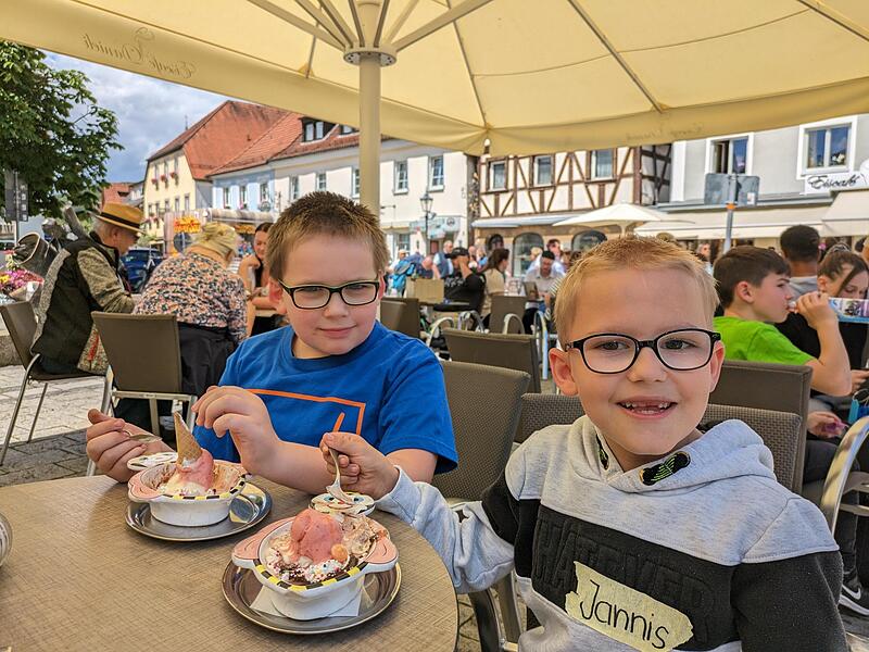Ein leckeres Eis durfte bei diesem traumhaften Wetter nat&uuml;rlich auch nicht fehlen.Historischer Markt in Ebermannstadt