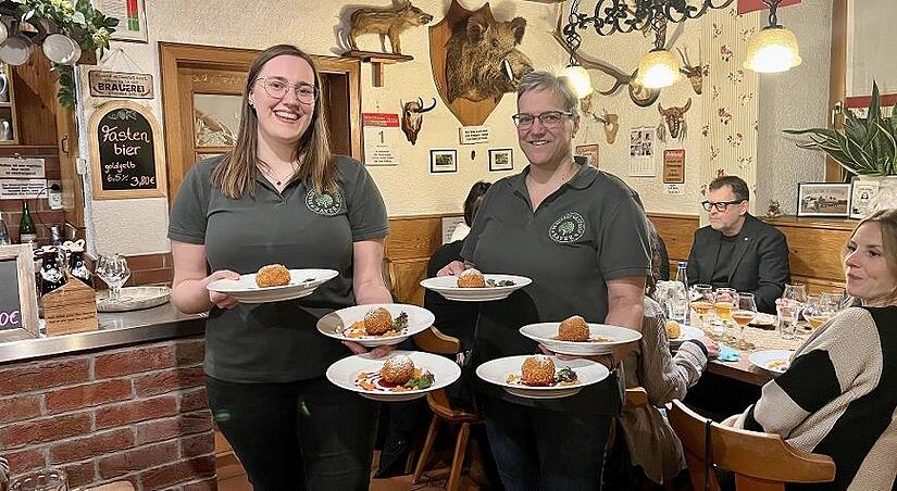 Tradition und Innovation sind kein Widerspruch: Irmgard und Stefanie Bayer pr&auml;sentieren gebackenes Vanilleeis mit Fruchtkaviar.