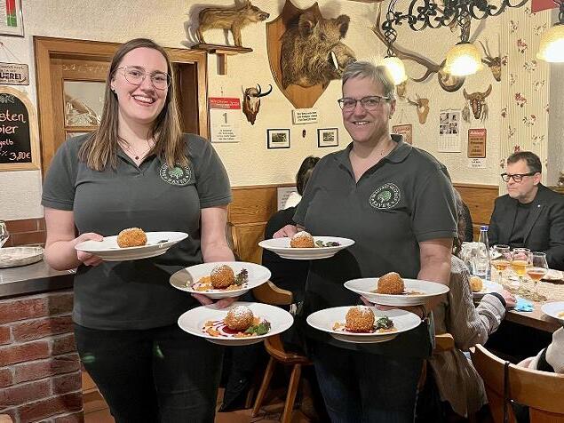 Tradition und Innovation sind kein Widerspruch: Irmgard und Stefanie Bayer pr&auml;sentieren gebackenes Vanilleeis mit Fruchtkaviar.