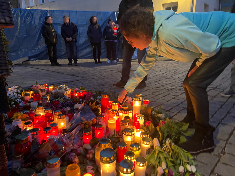 Auch am Tatort vor dem Blumenladen in Lichtenfels zündeten viele Menschen Kerzen an und legten Blumen nieder.