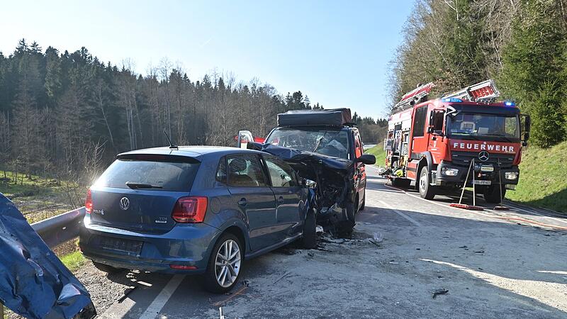 Autofahrer stirbt bei Frontalzusammenstoß auf B12