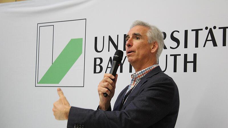 Daumen hoch f&uuml;r ein NFL-Spiel in Franken?: Oliver Luck beim Football-Gipfel der Universit&auml;t Bayreuth.
