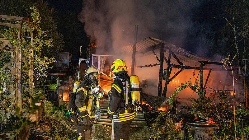 Gartenlaube steht lichterloh in Flammen Gartenlaube steht lichterloh in Flammen