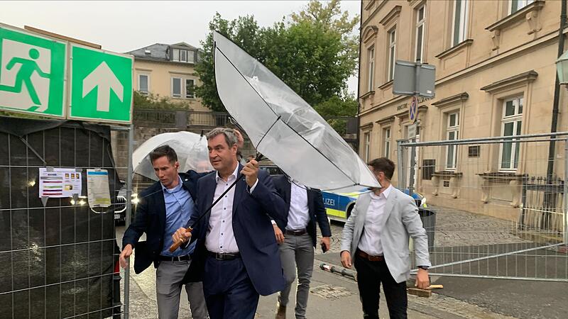 Ganz sch&ouml;n regnerisch und windig war&rsquo;s, als Bayerns Ministerpr&auml;sident Markus S&ouml;der (CSU) im Juli das Samba-Festival in Coburg besuchte. Als er die B&uuml;hne betrat, fl&uuml;chteten viele Menschen (vor dem Wetter, wohlgemerkt!). Kaum war S&ouml;ders Gru&szlig;wort vor...