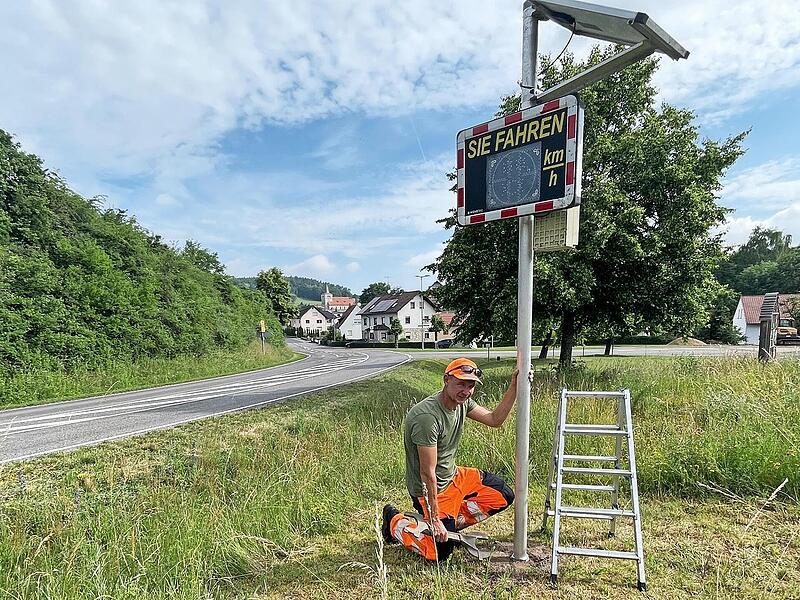 Am Ortseingang von Breitbrunn wird eine Geschwindigkeitsmessanlage aufgebaut.