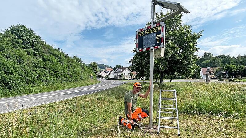 Am Ortseingang von Breitbrunn wird eine Geschwindigkeitsmessanlage aufgebaut. Am Ortseingang von Breitbrunn wird eine Geschwindigkeitsmessanlage aufgebaut.
