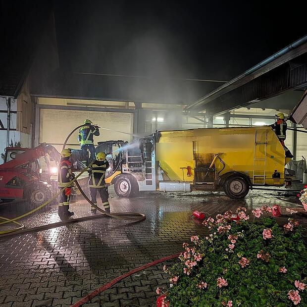 Ahorn: Landwirtschaftliche Maschine geht in Flammen auf - großer Schaden Ahorn: Landwirtschaftliche Maschine geht in Flammen auf - großer Schaden