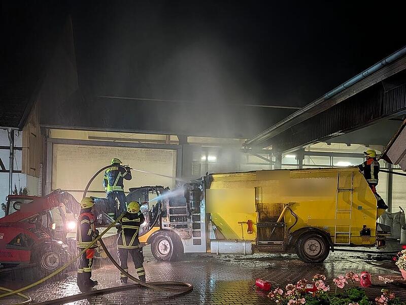 Ahorn: Landwirtschaftliche Maschine geht in Flammen auf - gro&szlig;er Schaden