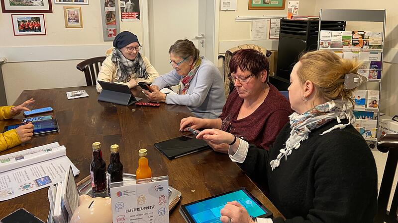 Wie funktionieren Smartphone, Tablet und Co.? Die ersten ehrenamtlichen Multiplikatoren sind schon im Einsatz, hier im AWO Mehrgenerationenhaus in Bad Rodach. Sie helfen Menschen ab 60 Jahren im Umgang mit Medien und Technik.