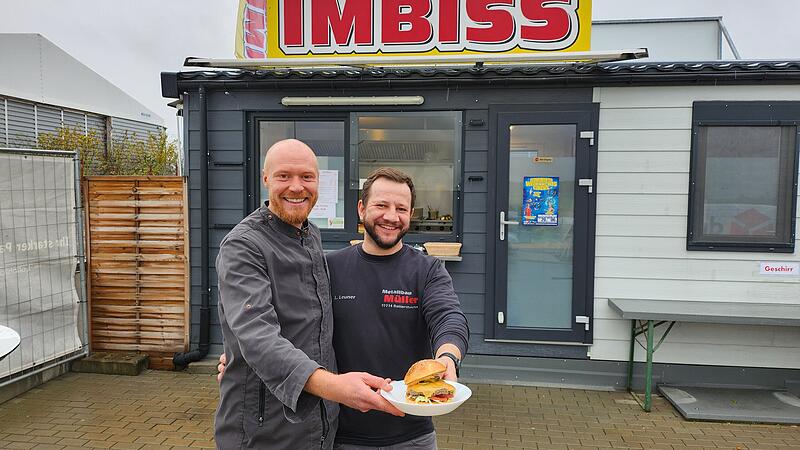 Versteckt im Gewerbegebiet in Oerlenbach liegt "M&uuml;llers Imbiss". Mit einer Pommes-Bude hat der nichts zu tun: F&uuml;r die Burger wird bestes Rindfleisch von Tieren verwendet, die nebenan auf der Weide grasen. Am Grill stehen zwei Profi-K&ouml;che: Maximilian Beck (links) und Lukas Leuner.