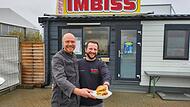 Versteckt im Gewerbegebiet in Oerlenbach liegt "Müllers Imbiss". Mit einer Pommes-Bude hat der nichts zu tun: Für die Burger wird bestes Rindfleisch von Tieren verwendet, die nebenan auf der Weide grasen. Am Grill stehen zwei Profi-Köche: Maximilian Beck (links) und Lukas Leuner.