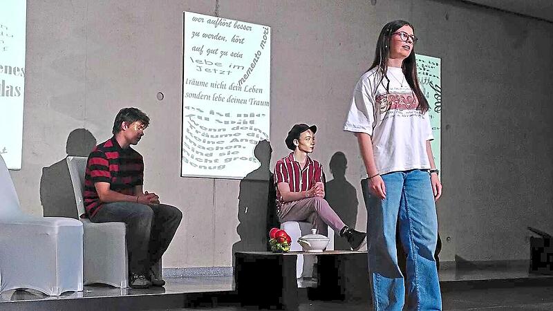 Zwei unterschiedliche Wege stellten die Schüler beim Stücke „Decisions“ auf der Bühne dar. MGF Zwei unterschiedliche Wege stellten die Schüler beim Stücke „Decisions“ auf der Bühne dar. MGF