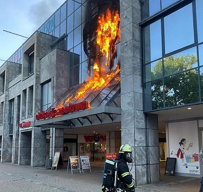Erlangen: Flammen am Neuen Markt - Gelände "großräumig abgesperrt" Brand am Einkaufszentrum