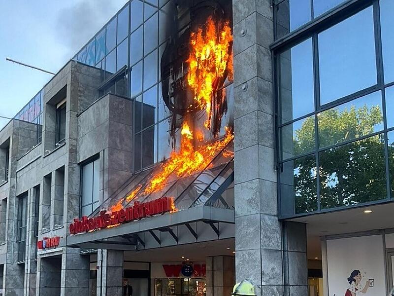 Erlangen: Flammen am Neuen Markt - Gelände "großräumig abgesperrt" Brand am Einkaufszentrum