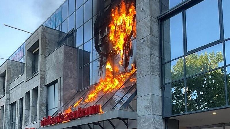 Brand an Fassade am Neuen Markt Erlangen Brand am Einkaufszentrum