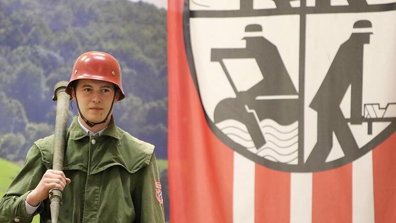 Eine humorvolle Feuerwehr-Modenschau mit Schutzausrüstung aus verschiedenen Jahrzehnten gab es beim Kommersabend in Oberbach. Eine humorvolle Feuerwehr-Modenschau mit Schutzausrüstung aus verschiedenen Jahrzehnten gab es beim Kommersabend in Oberbach.