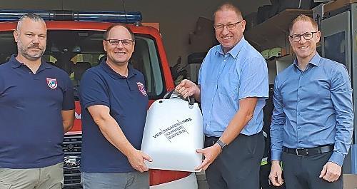 Die Übergabe des Gerätes an die Feuerwehr Hundshaupten (v. r.): Matthias Wendler, Christian Sponsel, Andreas Schneider und Stephan Frauenknecht.