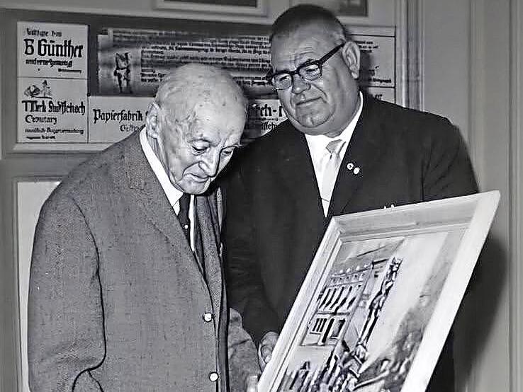 Der Ehrenbürger Hans Bauerschmidt aus Stadtsteinach erhielt anlässlich seines 90. Geburtstags im Jahre 1966 aus den Händen des damaligen Bürgermeisters Egid Kotschenreuther ein Ölgemälde mit Ansichten von Stadtsteinach. Auch sein Elternhaus am Mar... Der Ehrenbürger Hans Bauerschmidt aus Stadtsteinach erhielt anlässlich seines 90. Geburtstags im Jahre 1966 aus den Händen des damaligen Bürgermeisters Egid Kotschenreuther ein Ölgemälde mit Ansichten von Stadtsteinach. Auch sein Elternhaus am Mar...