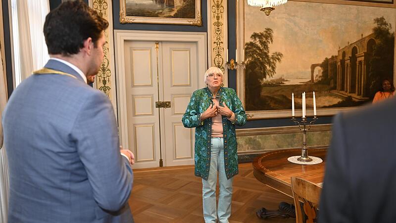 Claudia Roth im historischen Trausaal des B&uuml;rgla&szlig;schl&ouml;sschens in Coburg. Links der Coburger Oberb&uuml;rgermeister Dominik Sauerteig (SPD).