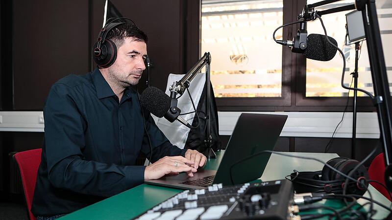 Thorsten Vogt bei der Arbeit im Multimedia-Studio von Brose Bamberg im Trainingscenter Hauptsmoor.