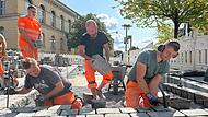 Großbaustelle Theaterplatz Coburg Der Theaterplatz in Coburg ist in den Sommerferien 2025 eine Großbaustelle. Auf einer Fläche von 180 Quadratmetern werden Pflastersteine ausgebessert und ausgetauscht.