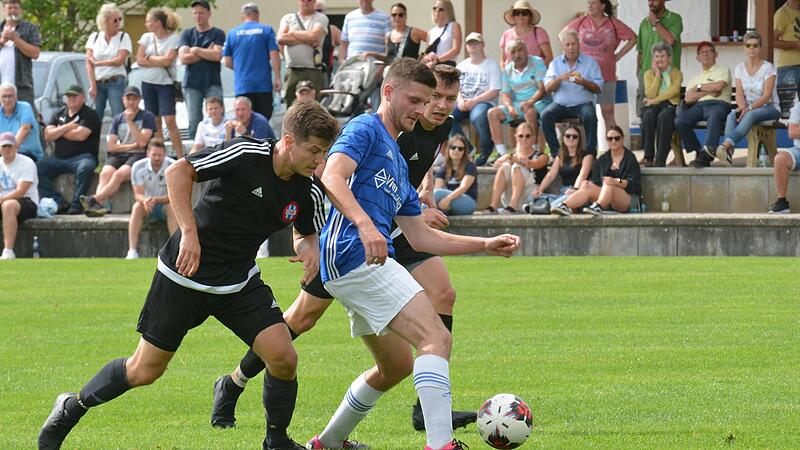 Die Sulzthaler Felix Ke&szlig; (rechts) und Jonas Schmitt versuchen hier Julius Heger vom FC Westheim zu stoppen. Nur dank einer gnadenlosen Effektivit&auml;t konnte der VfR die G&auml;ste aus Westheim mit 3:2 besiegen.