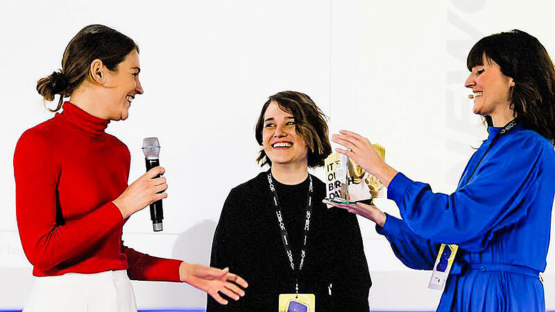 Anna Schneider (links) nimmt den Zollhof-Award in N&uuml;rnberg entgegen.