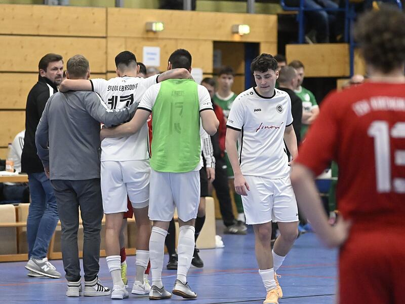 Sertan Sener konnte im Halbfinale der "Oberfr&auml;nkischen" nach einem Tritt nicht mehr weiterspielen und wurde gest&uuml;tzt.