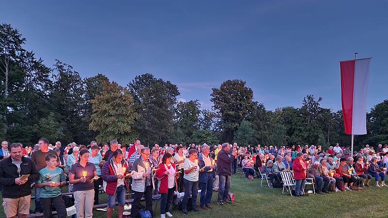 Mit Kerzen in den H&auml;nden sangen die Gl&auml;ubigen am Abend vor dem Hochfest Mari&auml; Himmelfahrt.