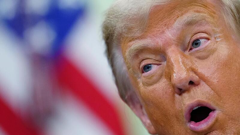 US-Präsident Donald Trump spricht im Oval Office des Weißen Hauses. US-Präsident Donald Trump spricht im Oval Office des Weißen Hauses.