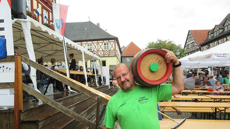 Nach zwei Jahren Corona-Pause haben die Gäste nun wieder kräftig gefeiert auf dem Bierfest in Bad Staffelstein. Diesmal mit dabei: 20 verschiedene Biersorten, lustige Sprüche und ein fränkisches „Bierbauchbrödla“.