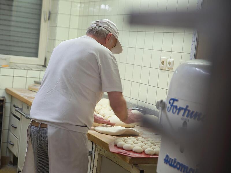 Knapp 500 Brötchen bereitet Werner Schrüfer in einer normalen Nacht vor.Forchheim & Fränkische Schweiz Knapp 500 Brötchen bereitet Werner Schrüfer in einer normalen Nacht vor.Forchheim & Fränkische Schweiz
