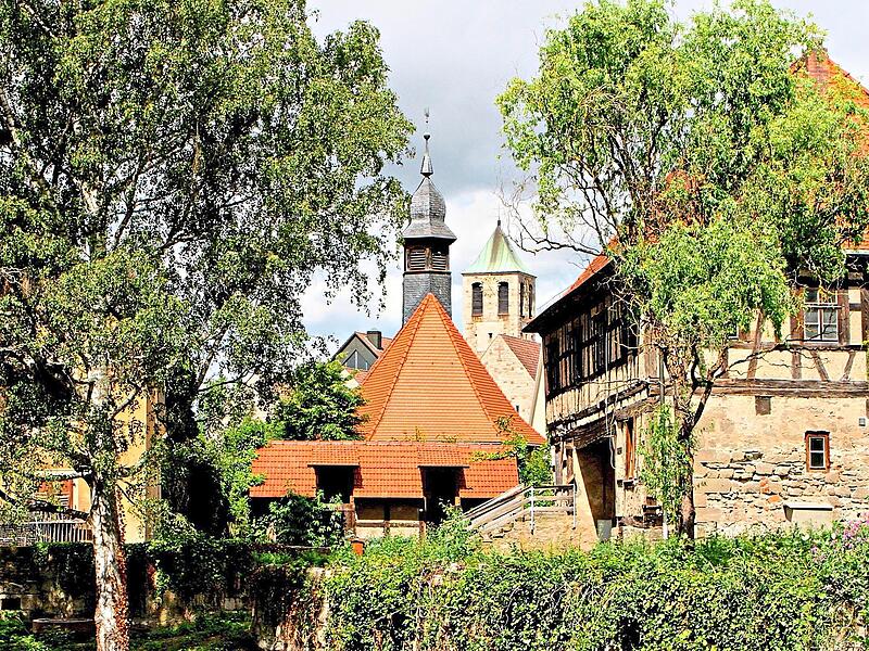 Blick &uuml;ber den Schlossgraben auf die Schlosskapelle, die von der evangelischen Gemeinde genutzt wird. Dahinter der Turm der katholischen Pfarrkirche. G&uuml;nther Geiling