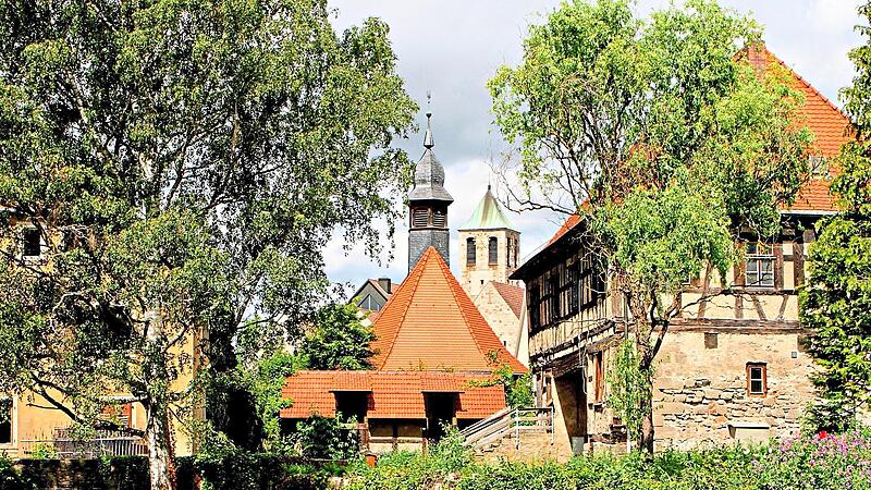Blick über den Schlossgraben auf die Schlosskapelle, die von der evangelischen Gemeinde genutzt wird. Dahinter der Turm der katholischen Pfarrkirche. Günther Geiling Blick über den Schlossgraben auf die Schlosskapelle, die von der evangelischen Gemeinde genutzt wird. Dahinter der Turm der katholischen Pfarrkirche. Günther Geiling
